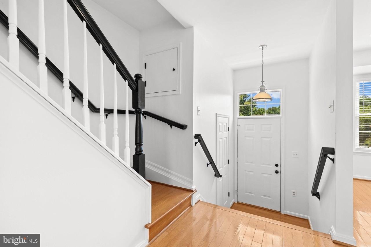 219 Frazer Dr - Photo 4 of 40