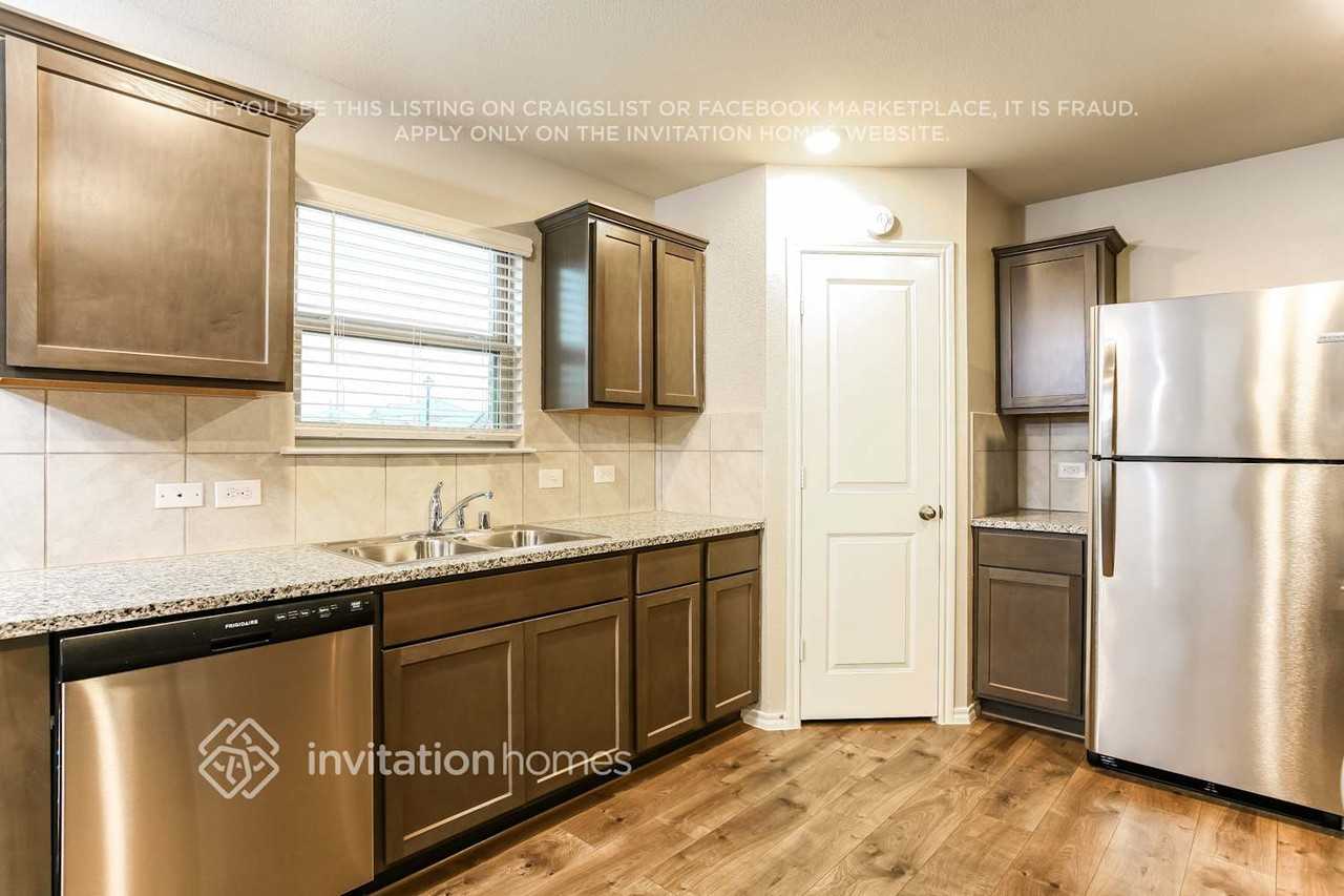 1804 Yale St - Photo 6 of 16