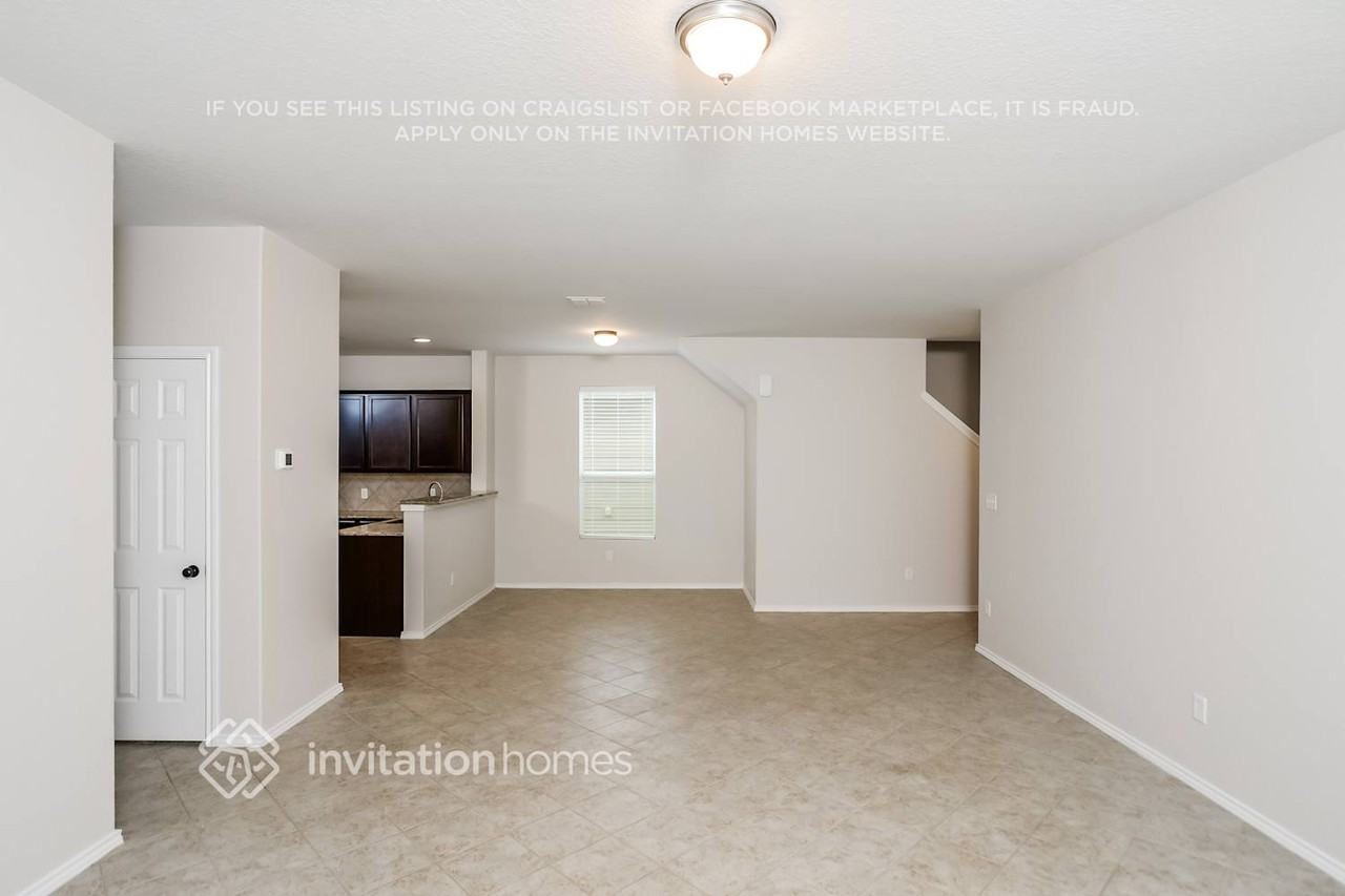 467 Walnut Crst - Photo 3 of 15