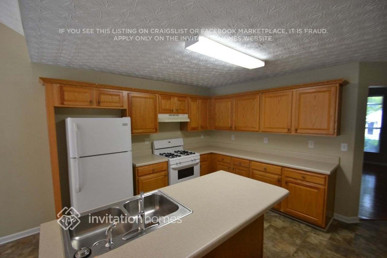 1456 Gates Cir Se - Photo 3 of 11