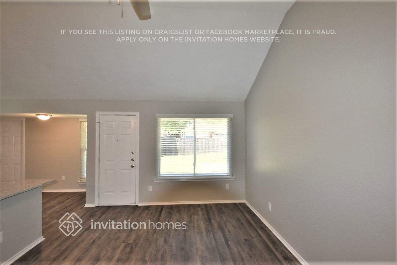 1517 Autumn Breeze Ln - Photo 4 of 29