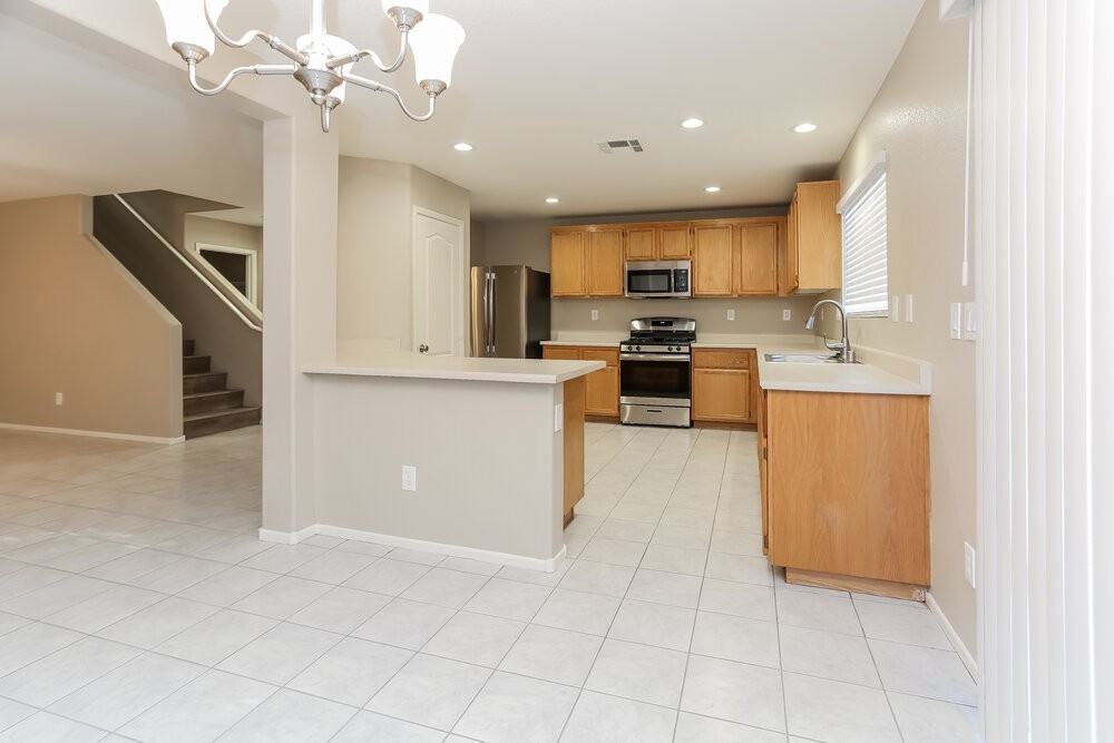 9132 Patrick Henry Ave - Photo 5 of 17