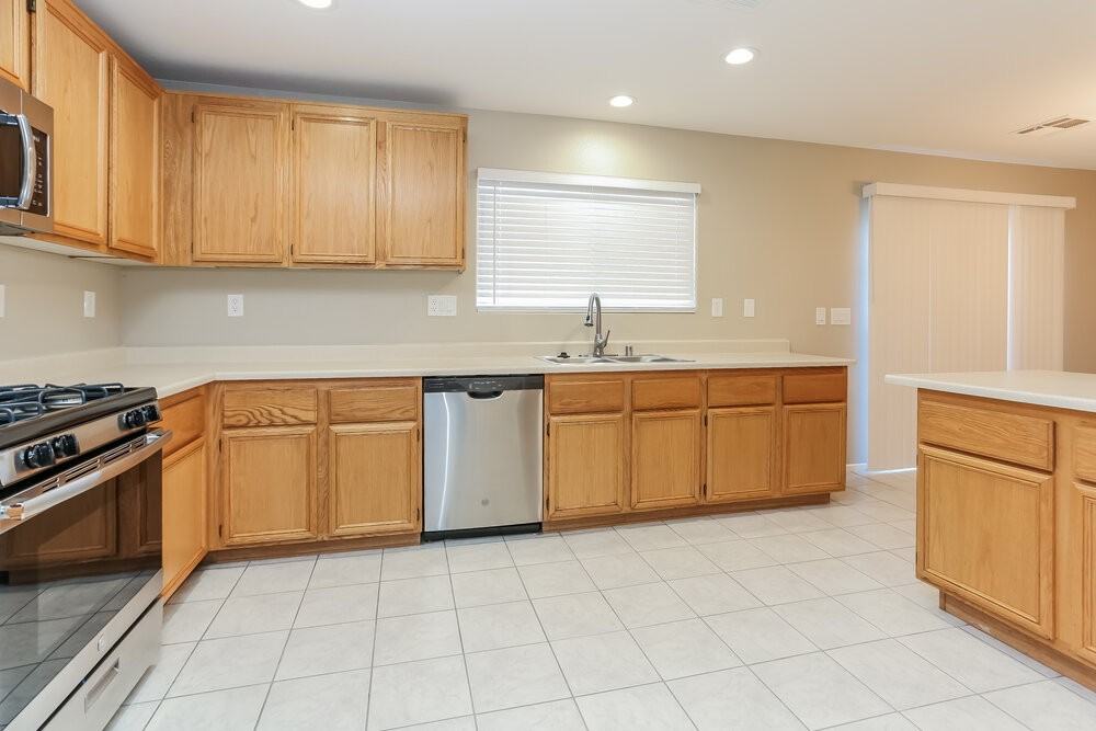 9132 Patrick Henry Ave - Photo 7 of 17