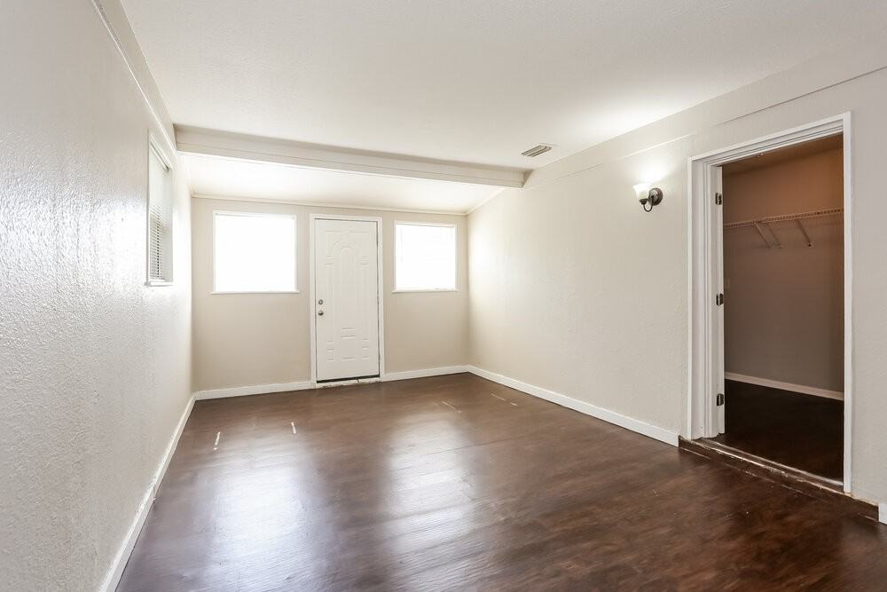 6812 Hawkins Ct - Photo 3 of 25