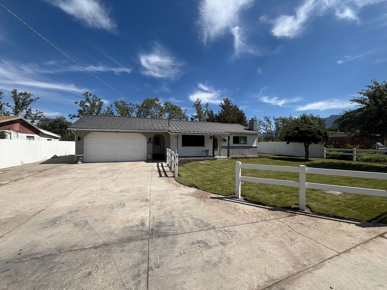 1091 E Mecham Ln - Photo 2 of 25