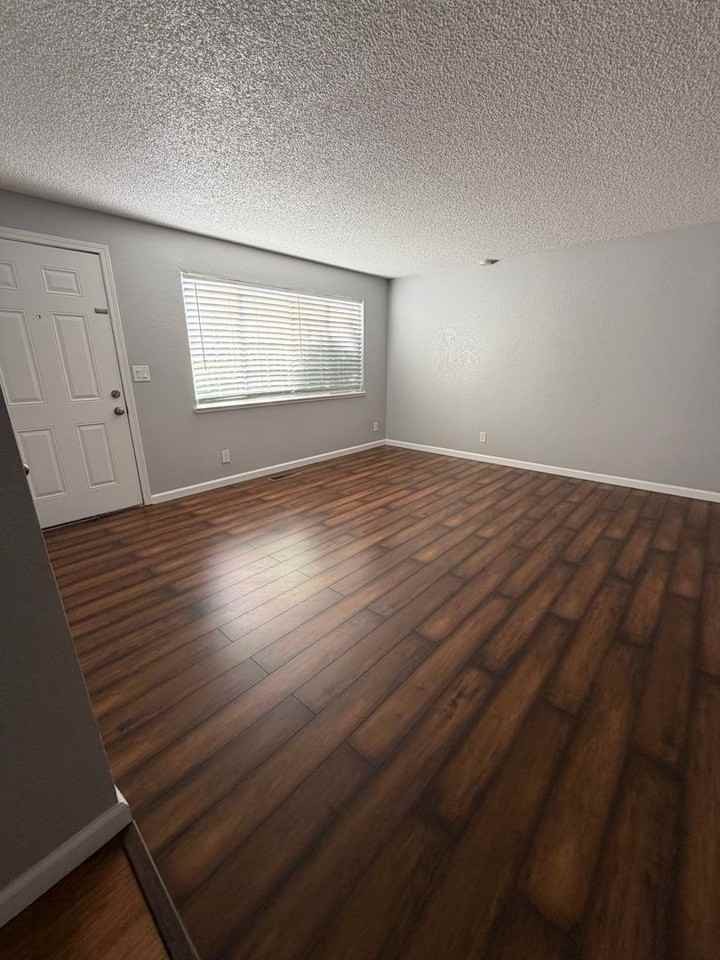 1279 Stanford Dr - Photo 2 of 12
