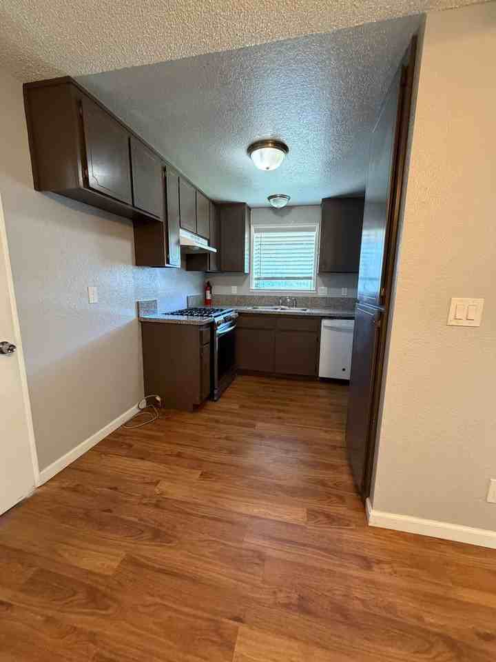 1279 Stanford Dr - Photo 3 of 12