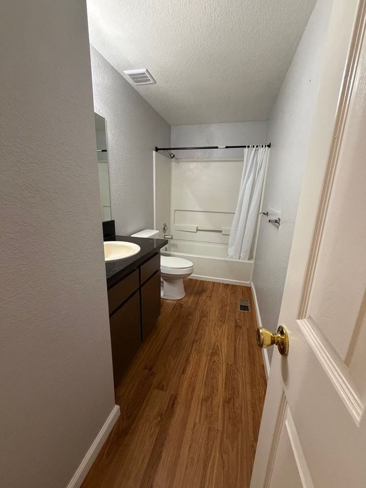 1279 Stanford Dr - Photo 4 of 12
