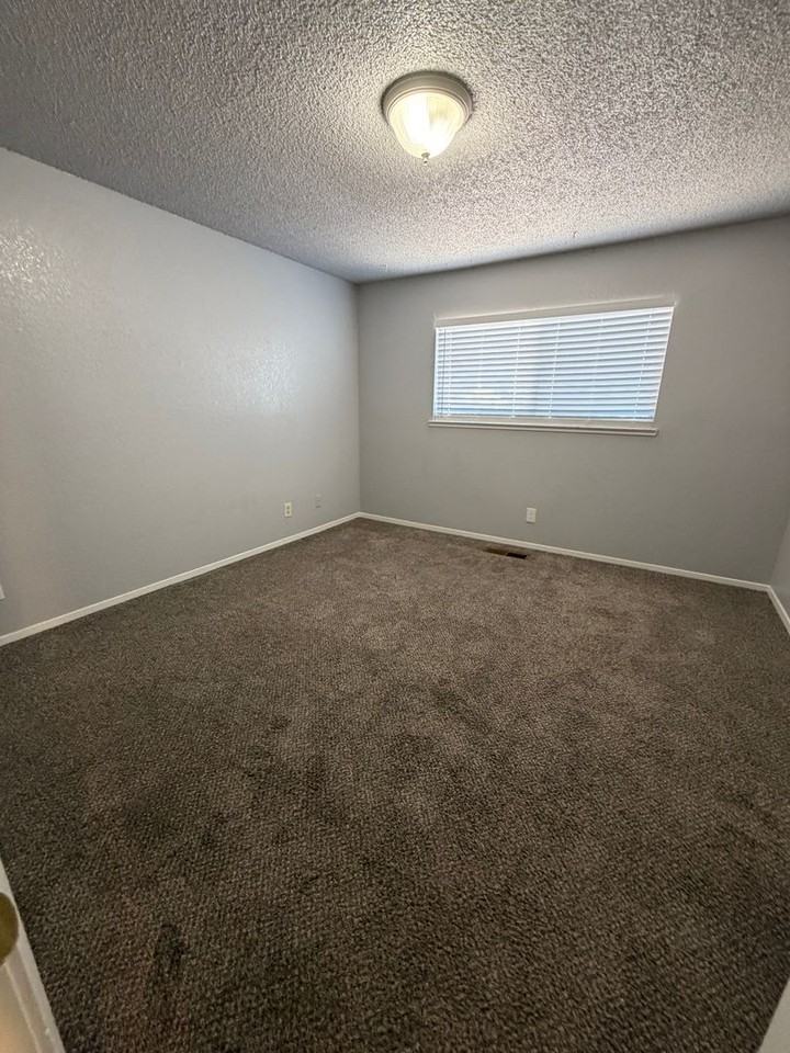 1279 Stanford Dr - Photo 7 of 12