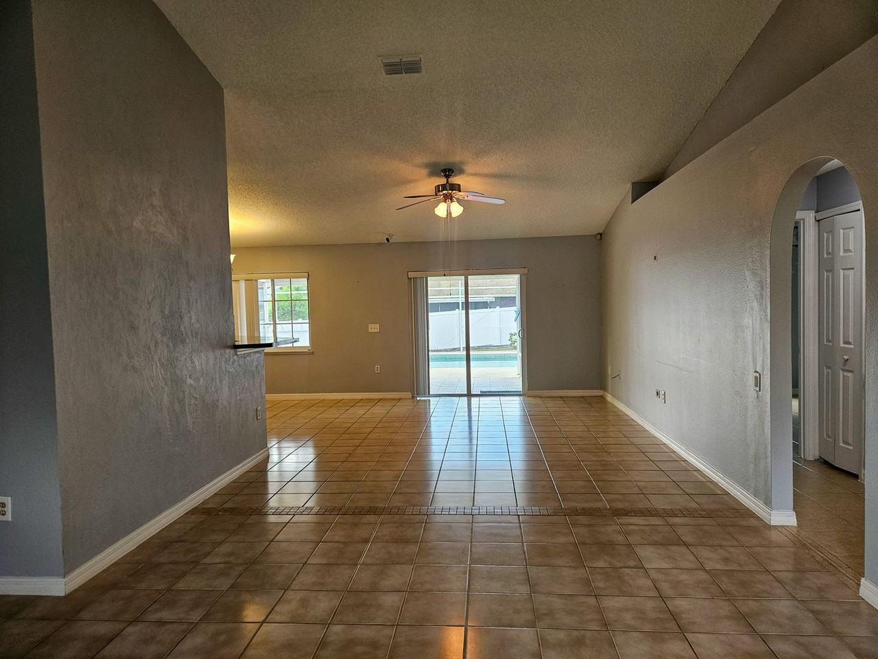 952 Trumbull St - Photo 2 of 20