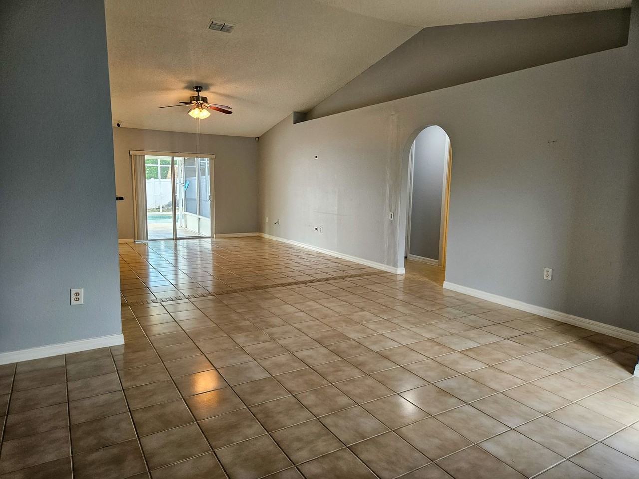 952 Trumbull St - Photo 4 of 20