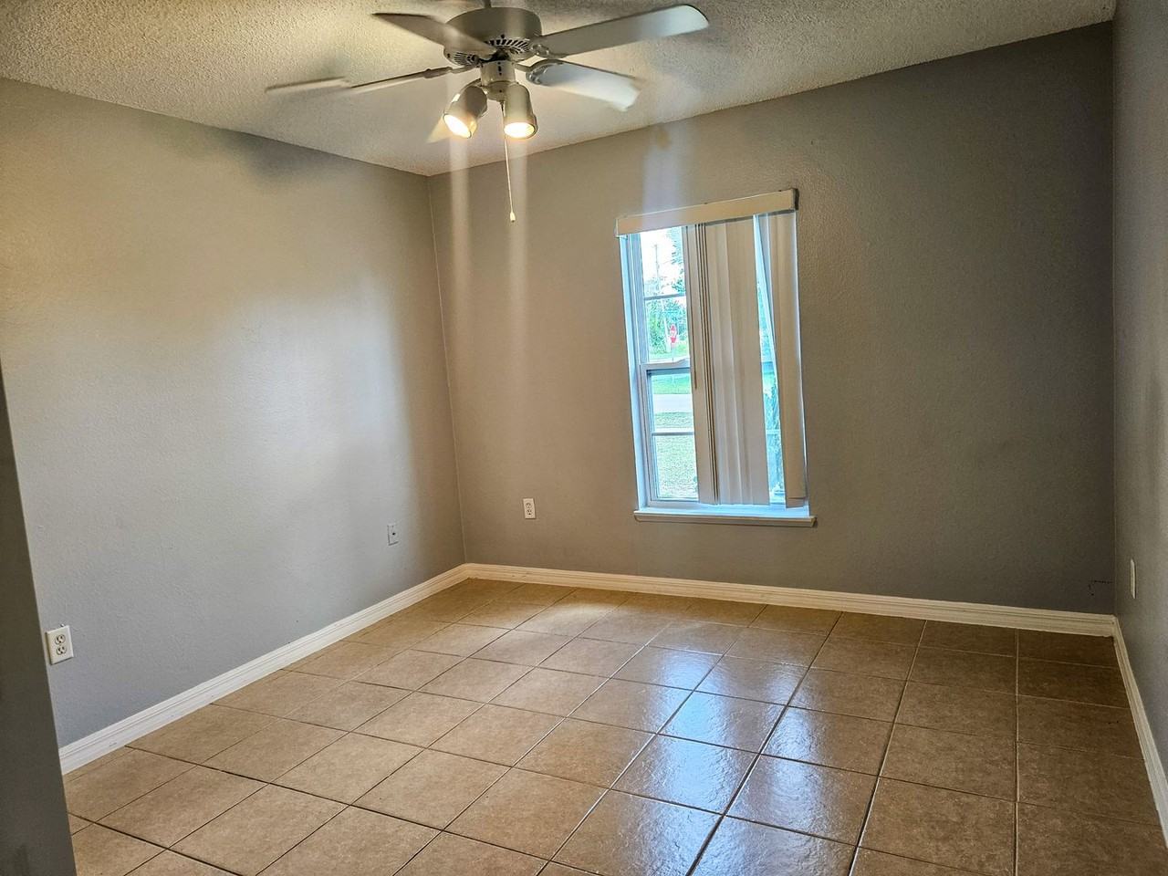 952 Trumbull St - Photo 5 of 20