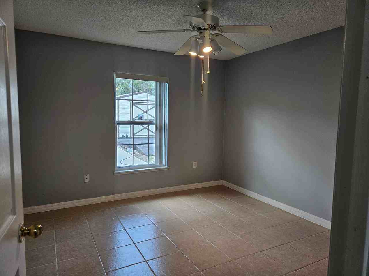 952 Trumbull St - Photo 6 of 20
