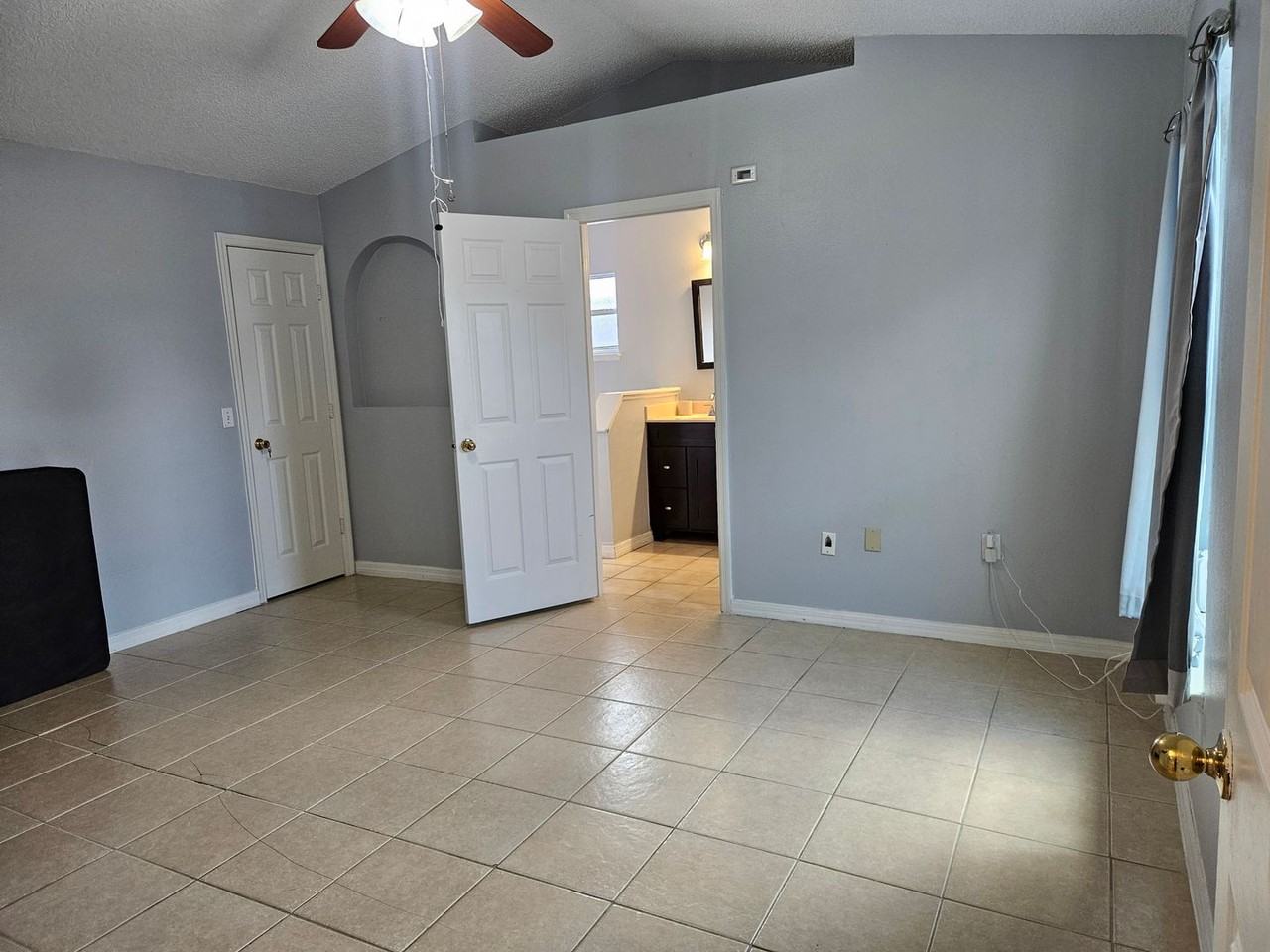 952 Trumbull St - Photo 7 of 20