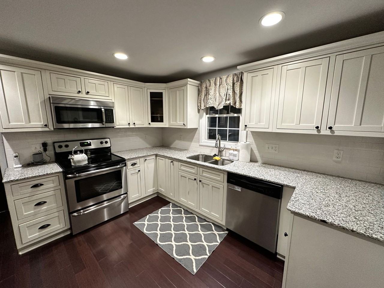 340 Granby Rd - Photo 2 of 33