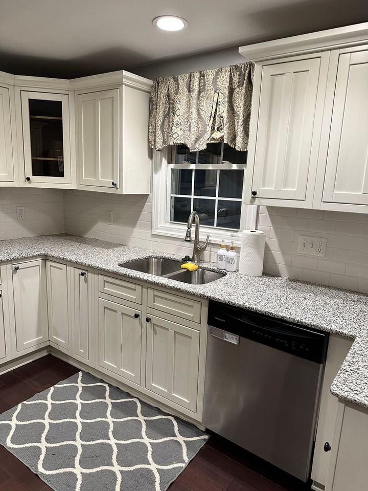 340 Granby Rd - Photo 4 of 33