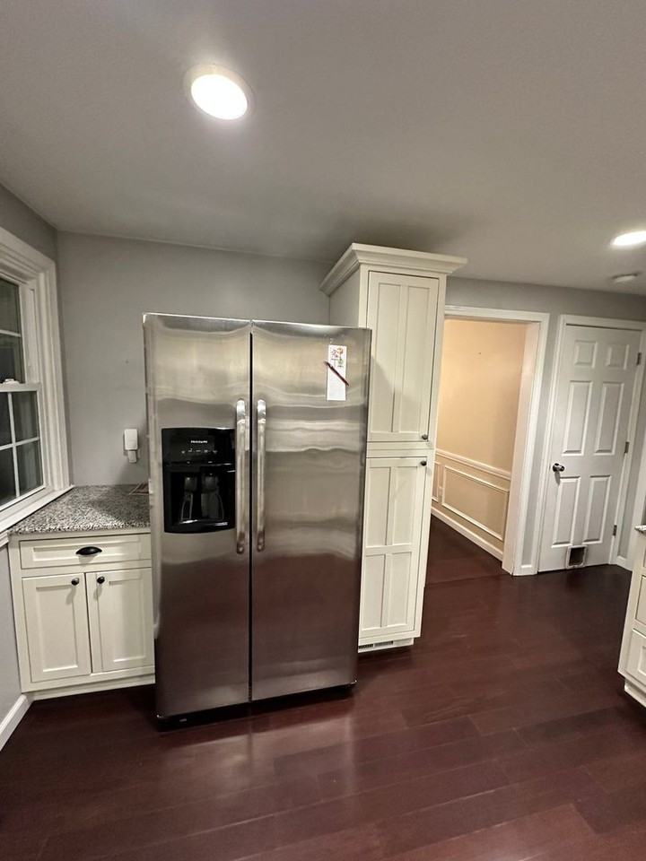 340 Granby Rd - Photo 5 of 33