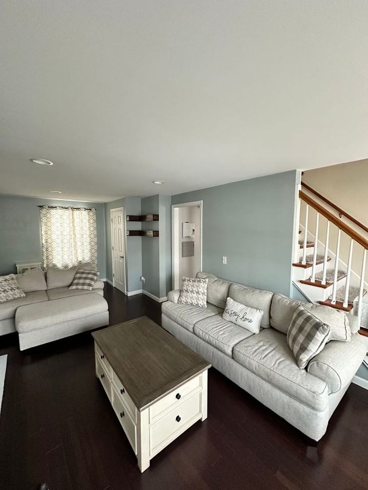 340 Granby Rd - Photo 7 of 33