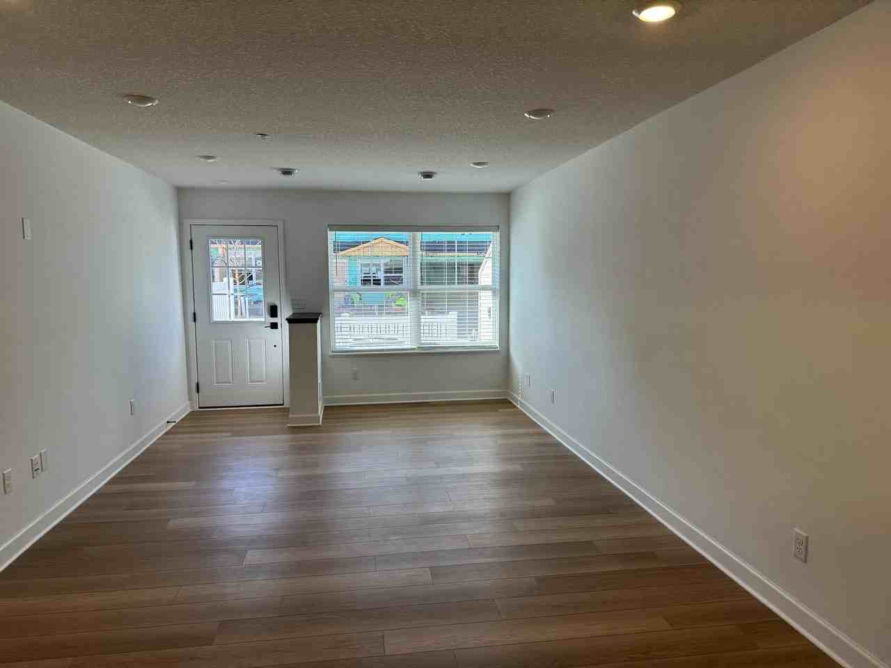 3042 Hemlock St - Photo 2 of 8
