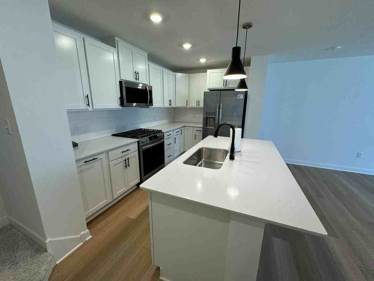 3042 Hemlock St - Photo 3 of 8