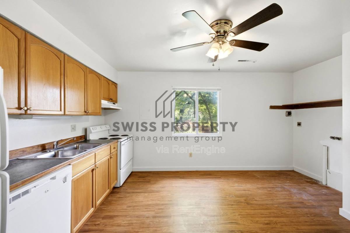1579 Briarwood Ave - Photo 7 of 10