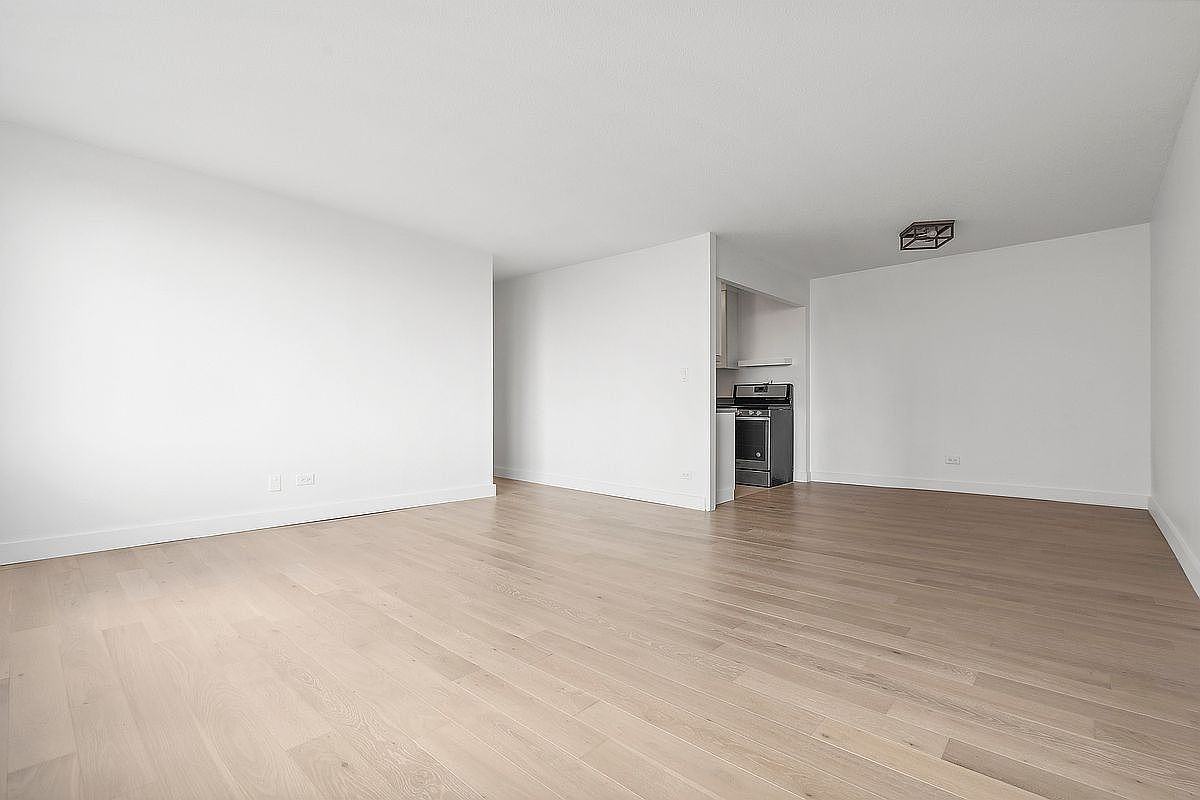 1601 3rd Ave #25J - Photo 2 of 7