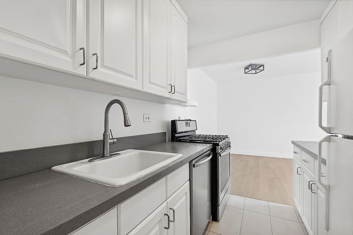 1601 3rd Ave #25J - Photo 3 of 7