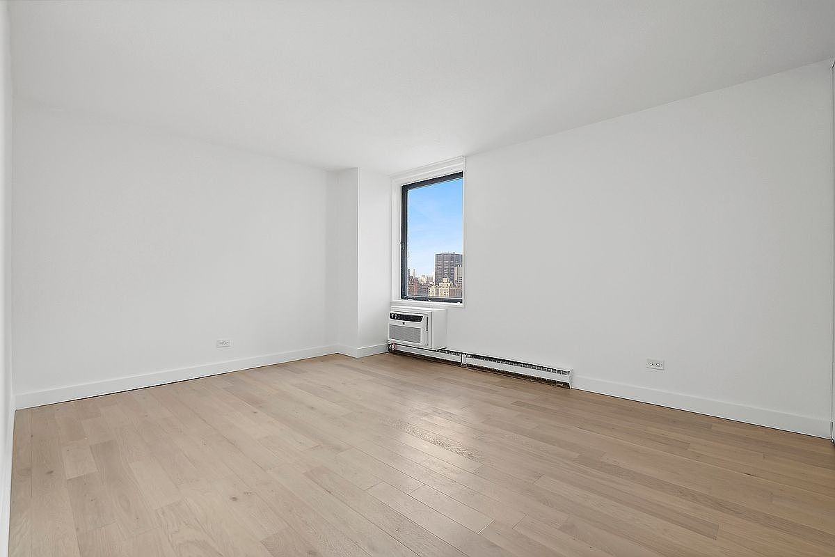 1601 3rd Ave #25J - Photo 5 of 7