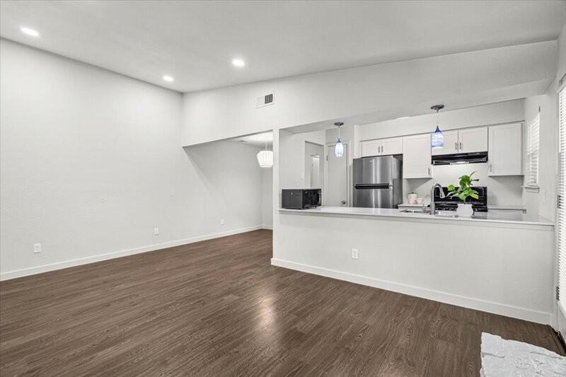826 King Albert St - Photo 3 of 29