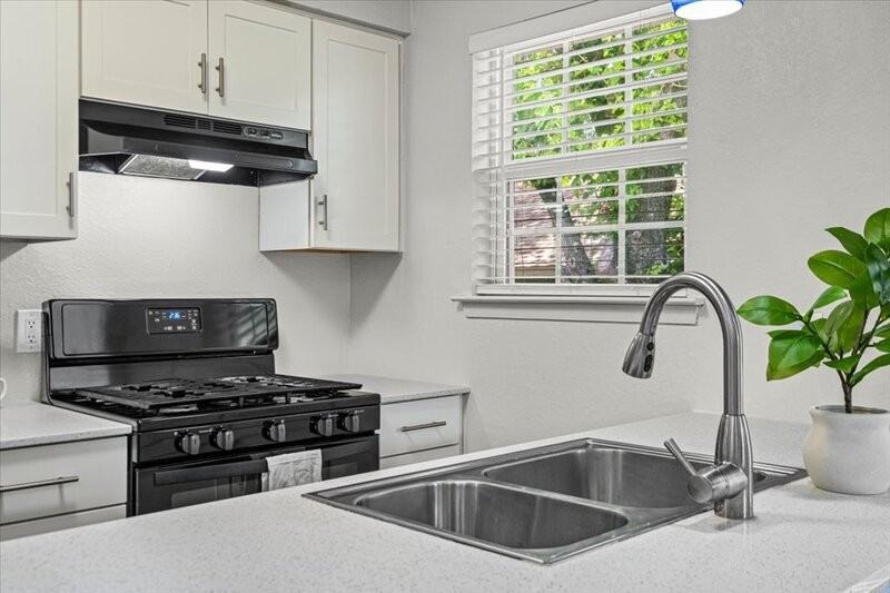 826 King Albert St - Photo 7 of 29
