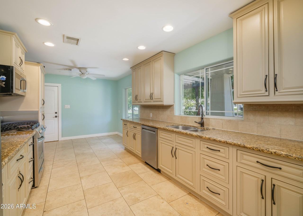121 W Orchid Ln - Photo 3 of 38