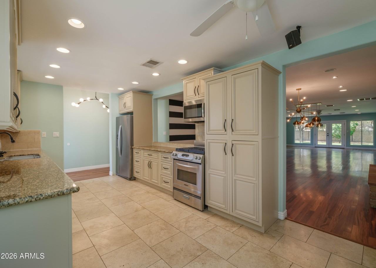 121 W Orchid Ln - Photo 4 of 38