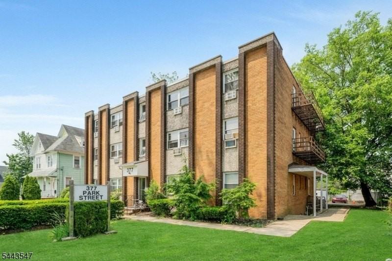 377 Park St #C - Photo 3 of 15
