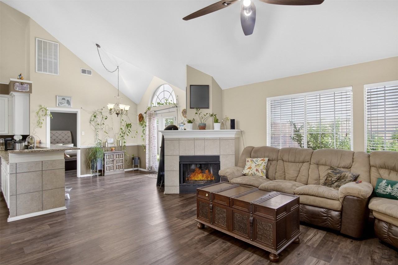 10115 Andre Dr - Photo 7 of 34