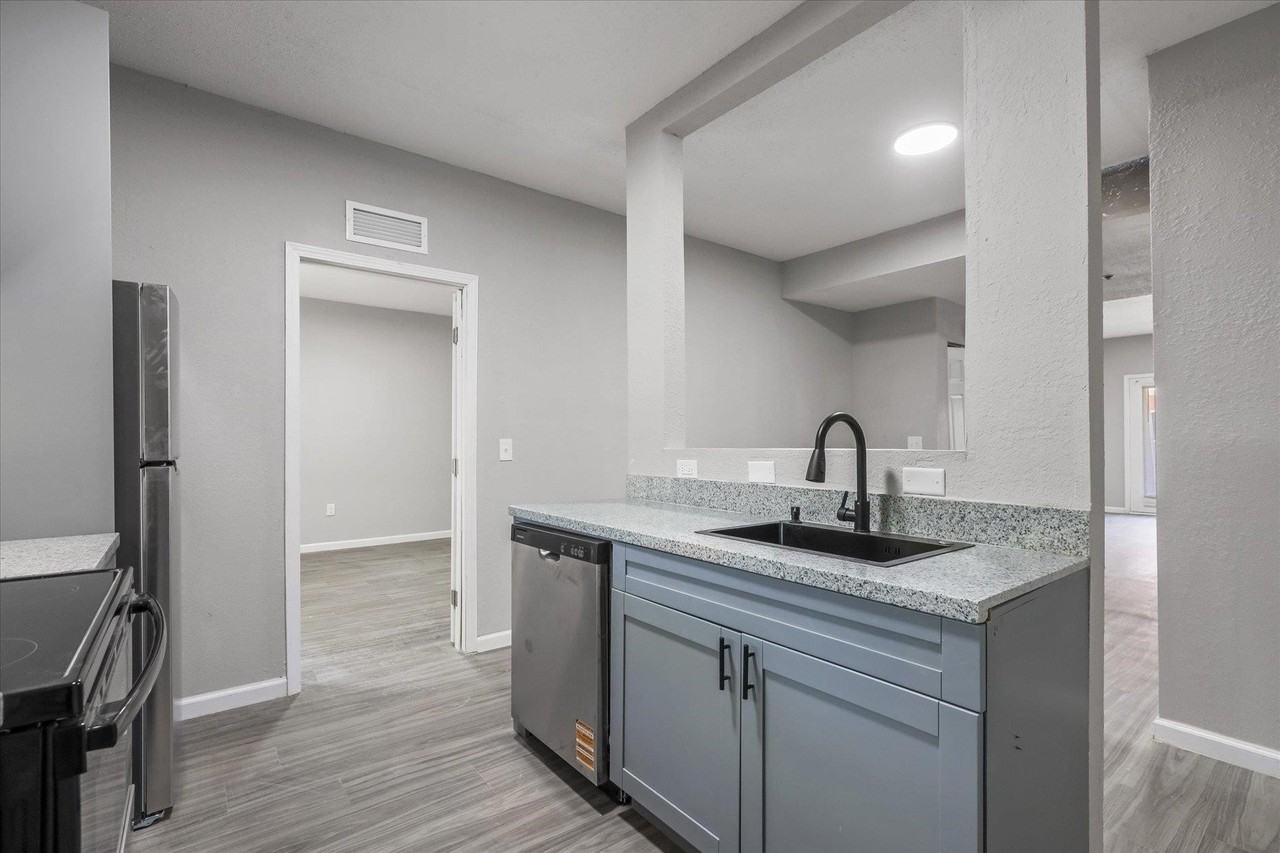 401 Putnam Dr #1412 - Photo 6 of 18