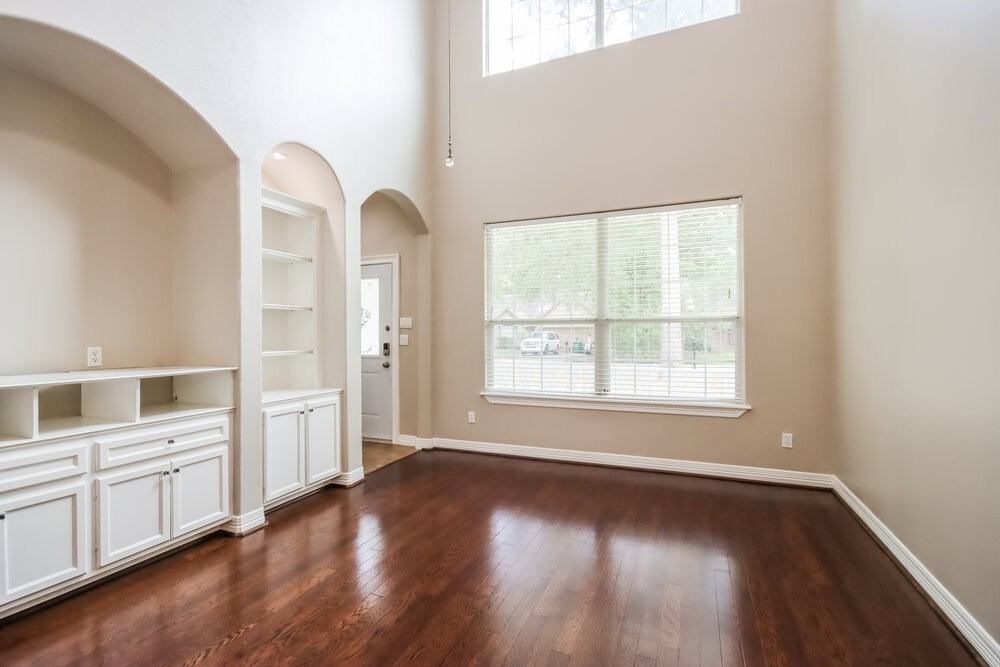 409 Robinwood Dr - Photo 4 of 17