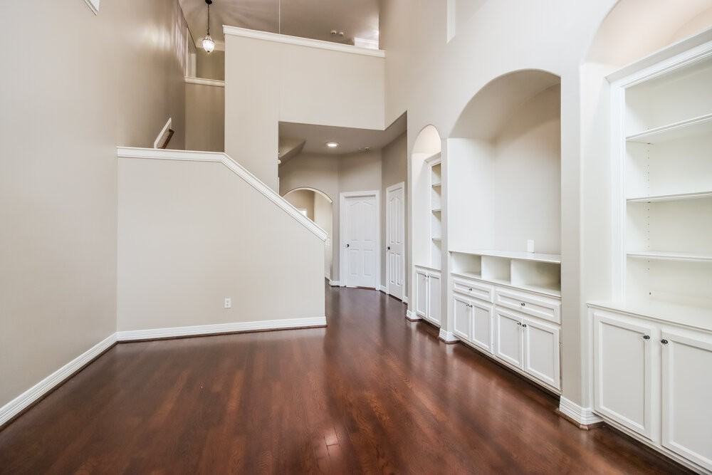 409 Robinwood Dr - Photo 5 of 17
