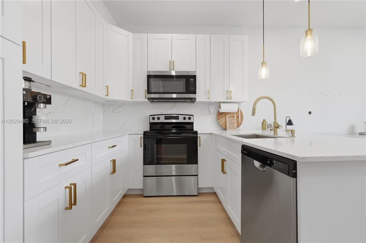 4425 Southwest 160th Avenue - Photo 5 of 15