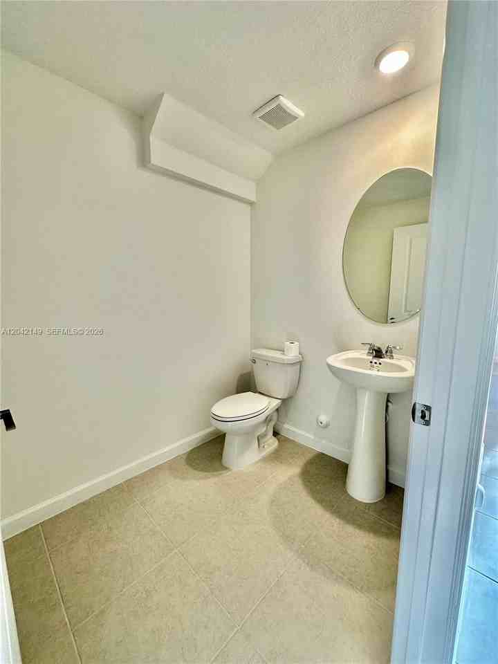 114 Southwest 184th Avenue - Photo 5 of 15