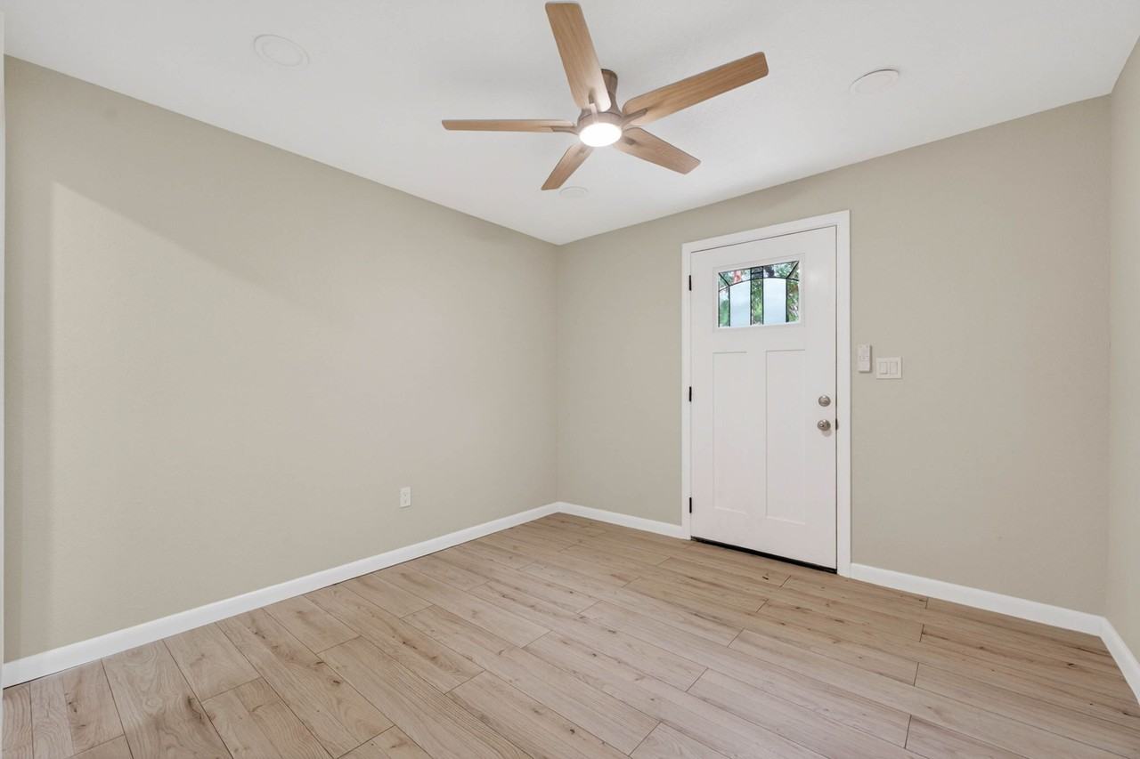 3707 W Gray St - Photo 2 of 9