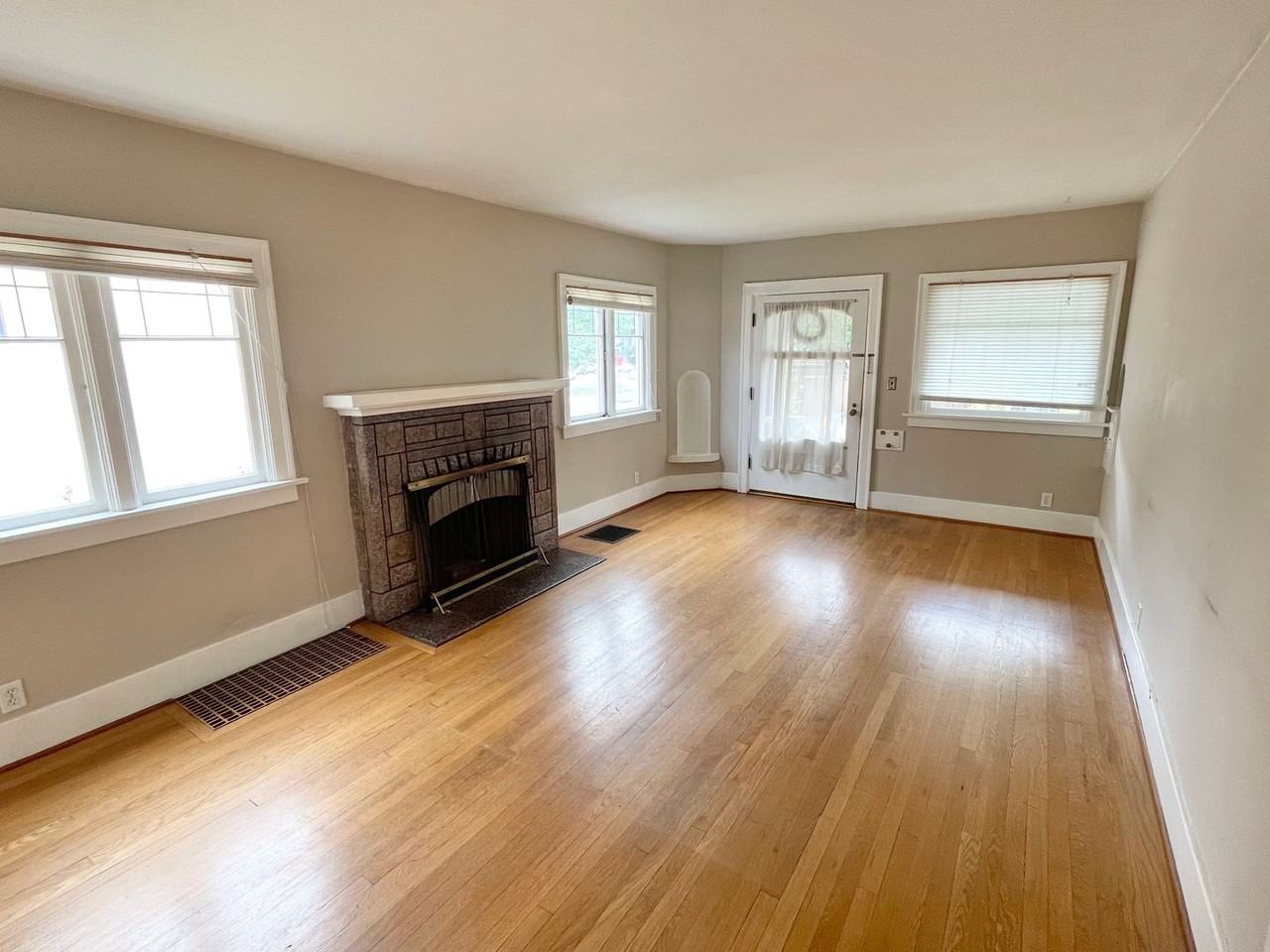 6335 6th Ave Ne - Photo 3 of 21