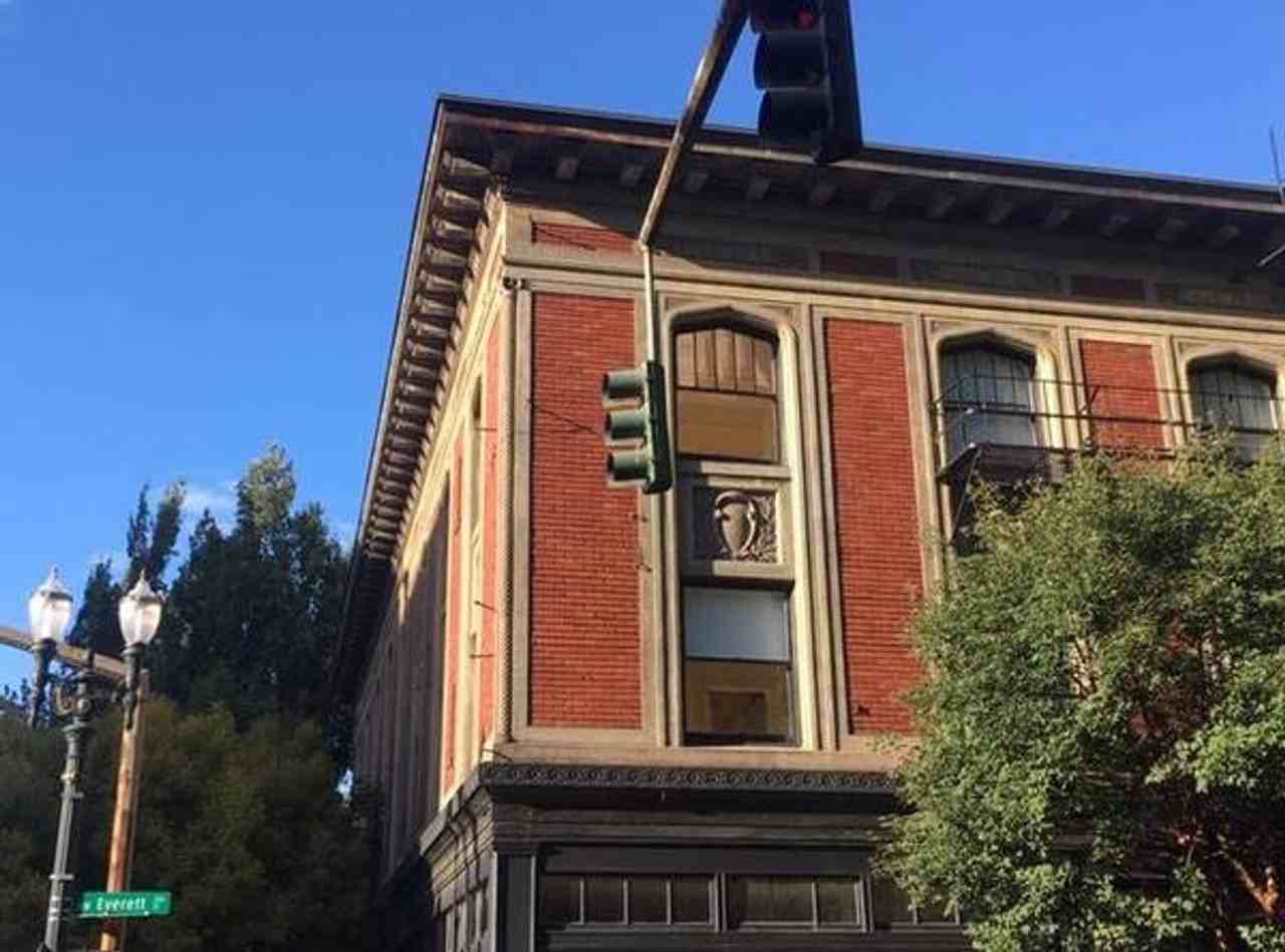 318 Nw Broadway - Photo 2 of 19
