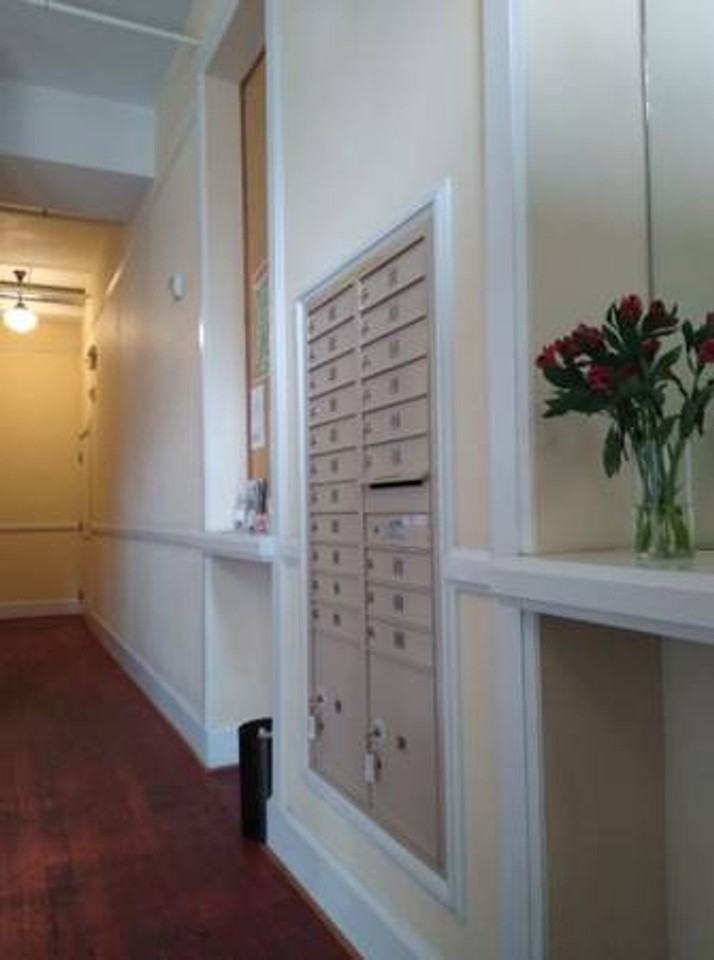 318 Nw Broadway - Photo 3 of 19