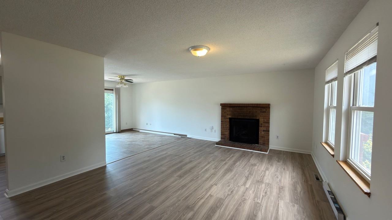 1506 Wildwood Ct - Photo 3 of 20