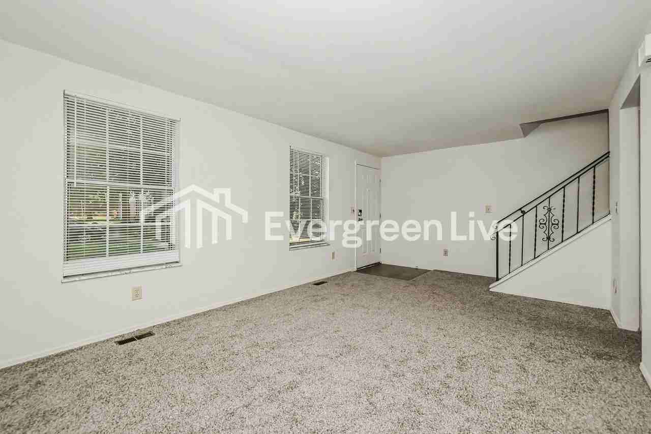 8095 Mount Aetna St - Photo 3 of 15