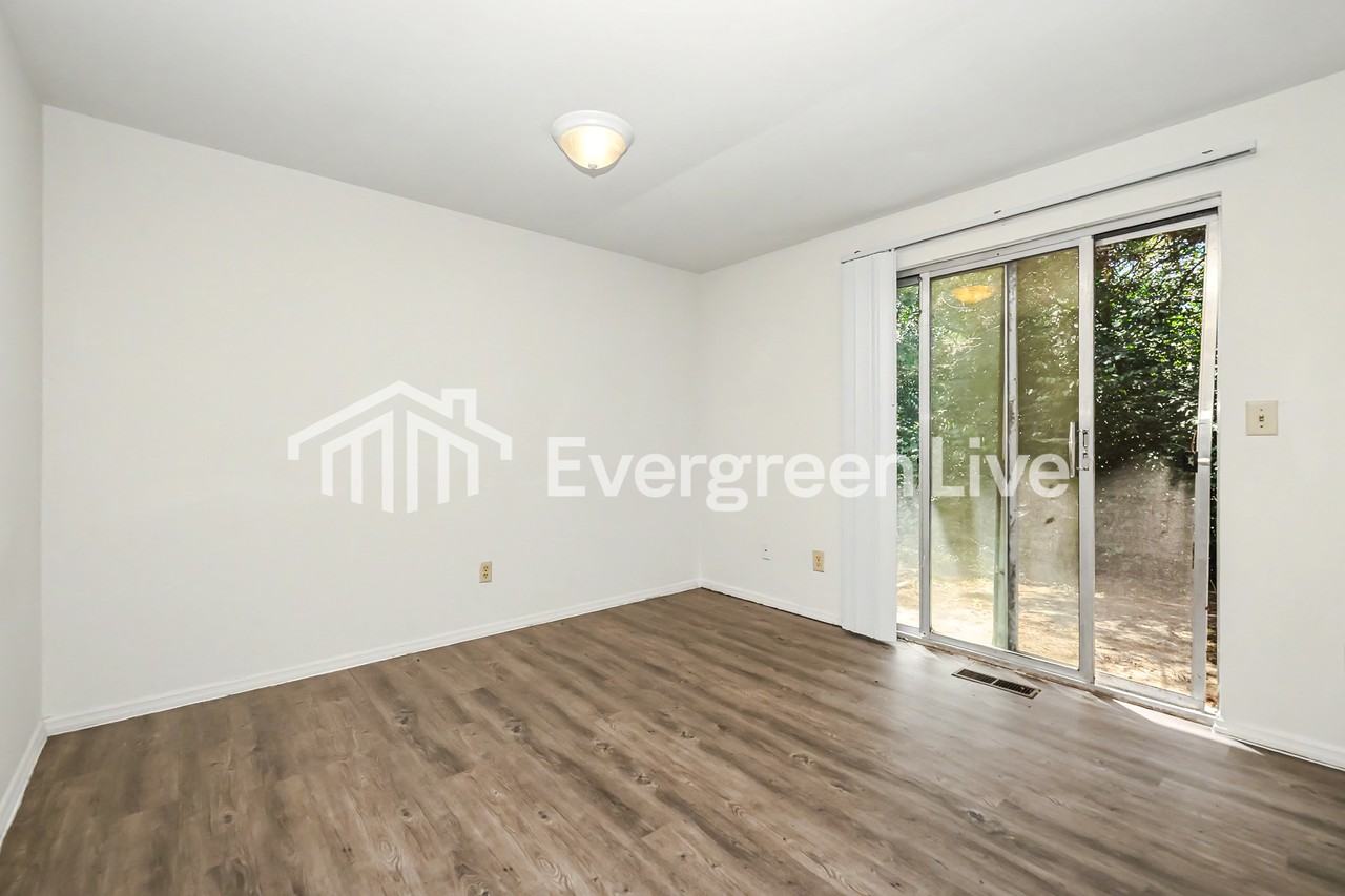 8095 Mount Aetna St - Photo 5 of 15
