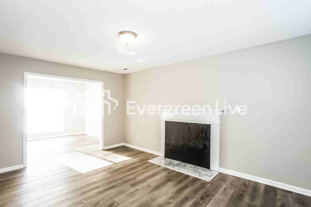 7211 Meadow Glen Dr - Photo 3 of 10