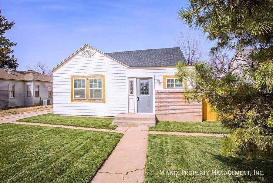 2222 27th St - Photo 3 of 47