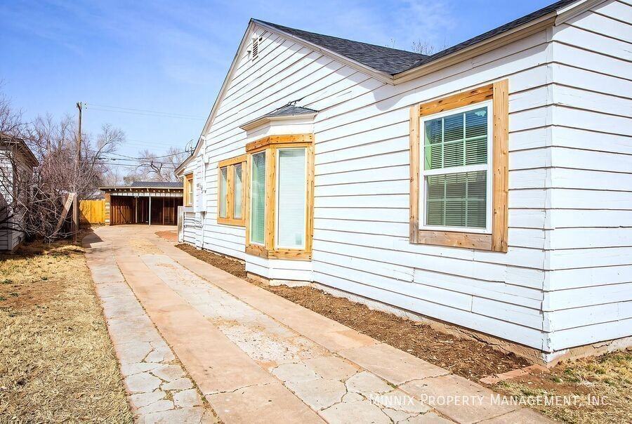 2222 27th St - Photo 4 of 47