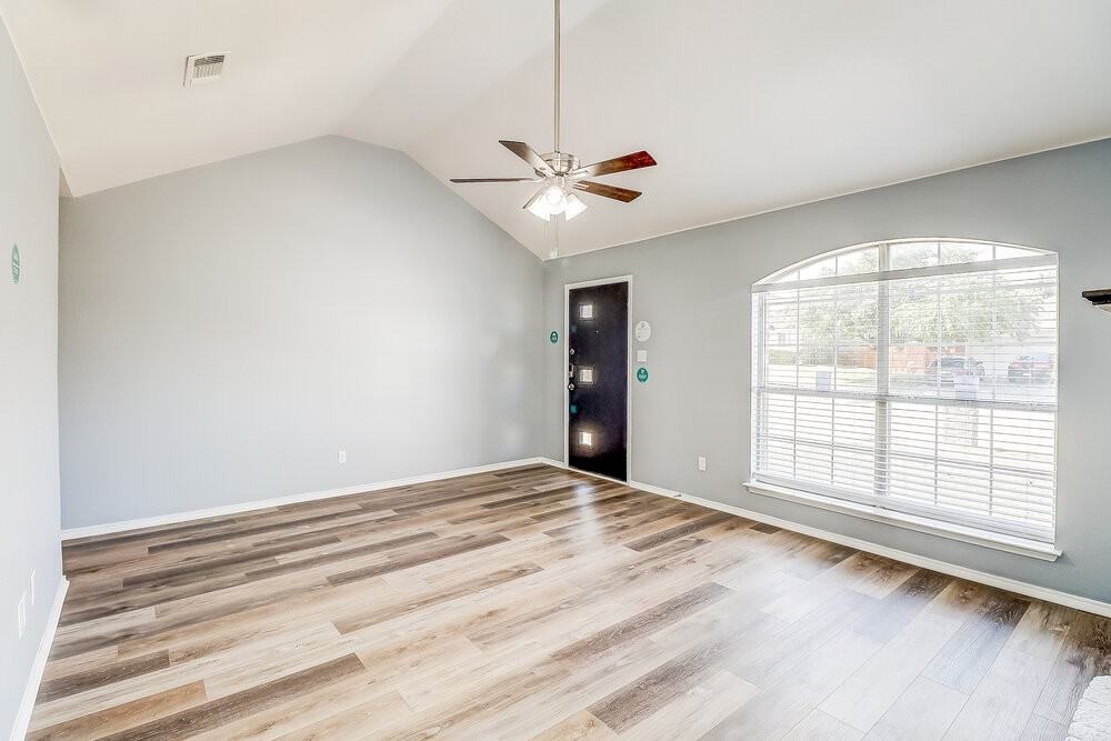 222 Hollywood Dr - Photo 4 of 16